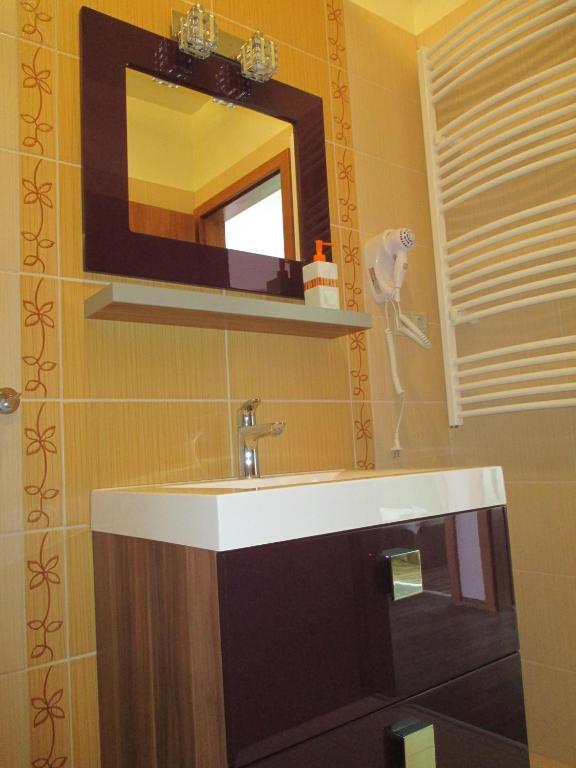 Alpha Apartman Sarvar Phòng bức ảnh